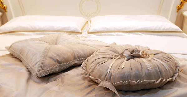 Антикварная винтажная кровать — стоковое фото