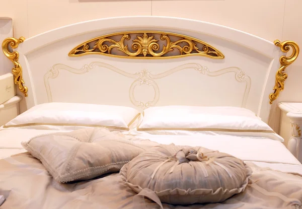Πολυτέλεια Interior.Antique Vintage κρεβάτι — Φωτογραφία Αρχείου