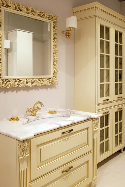 Большая ванная в роскошном доме — стоковое фото