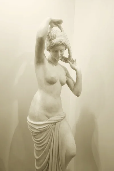 Estátua de mármore branco clássico — Fotografia de Stock