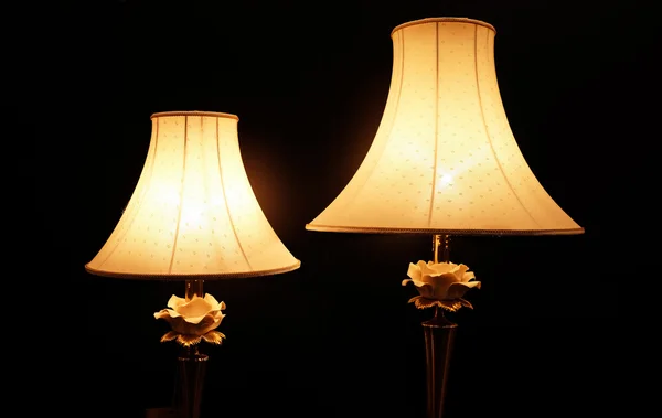 Lampe sur une table de nuit — Photo
