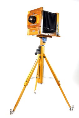 Beyaz arkaplanda izole edilmiş eski model kamera 