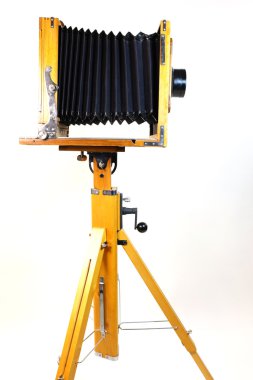 Beyaz arkaplanda izole edilmiş eski model kamera 