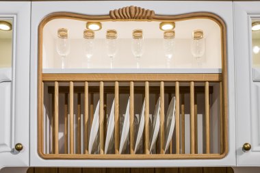 Yazlık mutfakta tabak ve çanak raf