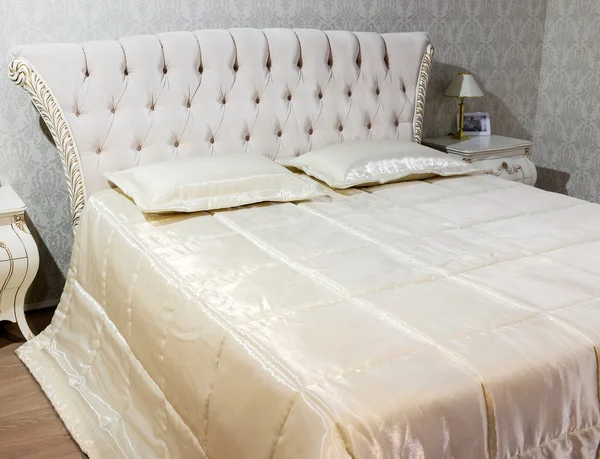 Detail van luxe bed. Interieur — Stockfoto