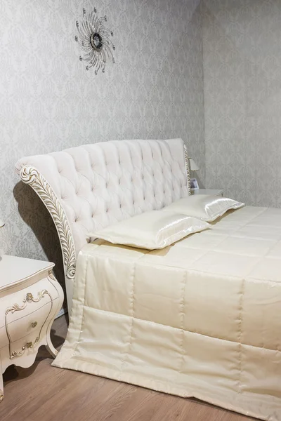 Detalhe da cama de luxo. Interior — Fotografia de Stock