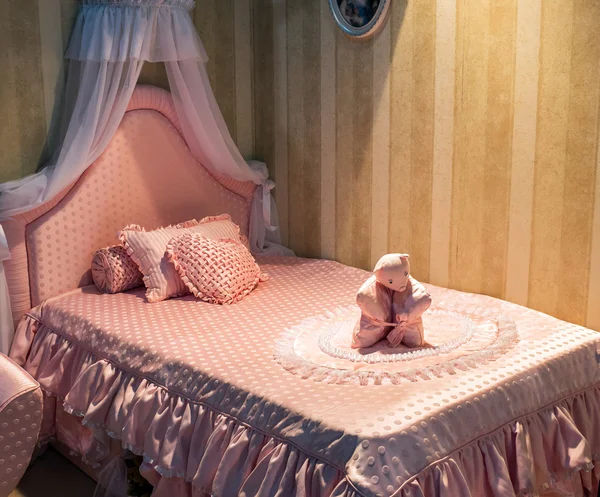 Färgglad rosa soffa — Stockfoto