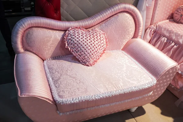 カラフルなピンクのソファ — ストック写真