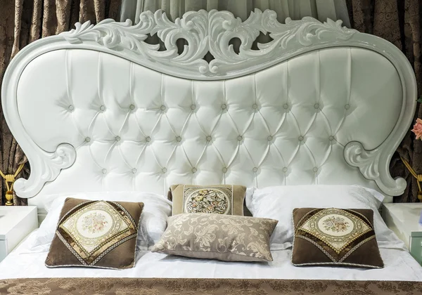 Luxury Interior.Antique Cama em barroco — Fotografia de Stock