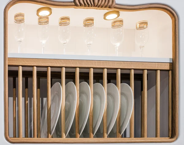 Teller und Schüsselregal in einer Hüttenküche — Stockfoto