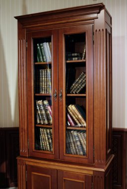 Ahşap bir dolabın içinde.