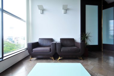 Ofis Binası salonunda iki sandalye