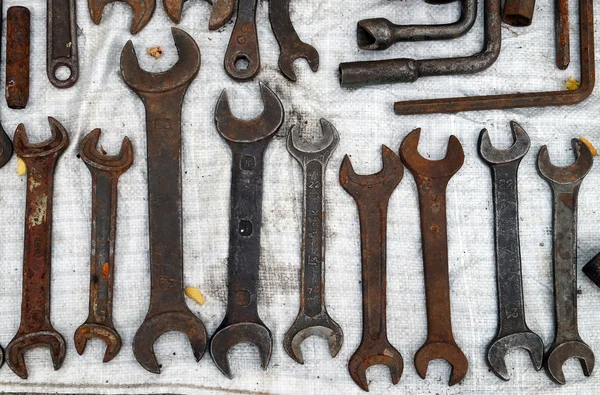 Oud Roestig Metalen Gereedschap Geïsoleerd Witte Achtergrond — Stockfoto