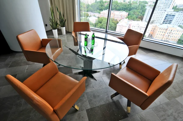 Chaises dans le hall de l'immeuble de bureaux — Photo