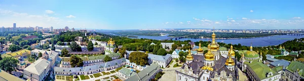 Грандиозный красивый вид на весь комплекс Киево-Печерской лавры, снятый с высотной колокольни монастыря — стоковое фото