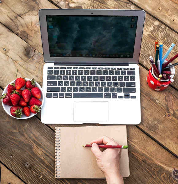 Bloggare arbetsplatsen med jordgubbe — Stockfoto