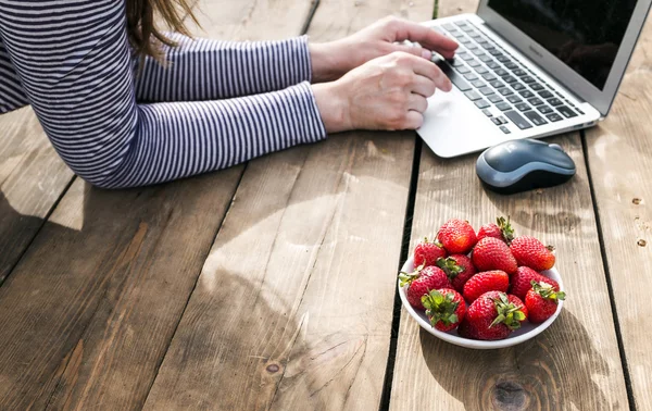 Ovansida av kvinna med hennes laptop — Stockfoto