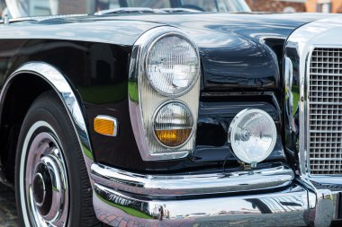 Eski model siyah araba farları, kapatın.