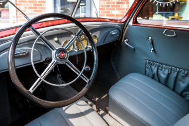 Bir klasik otomobil sürücü kokpit. Kiev, Ukrayna - 16 Temmuz 2016