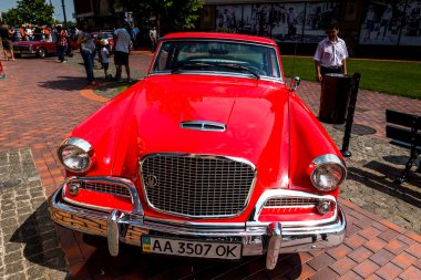 Eski model kırmızı araba Studebaker.