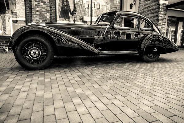 Zwart Wit Foto Van Een Vintage Zwarte Auto — Stockfoto