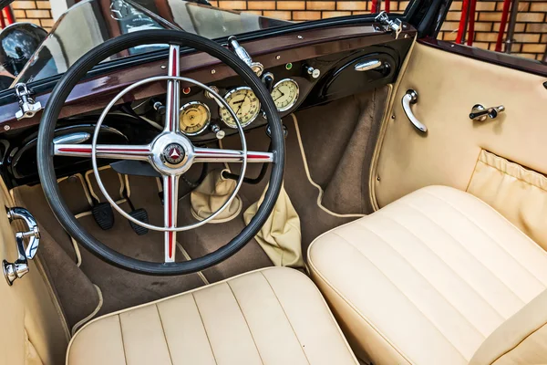 Cockpit du conducteur d'une voiture classique. Kiev, Ukraine - 16 juillet 2016 — Photo