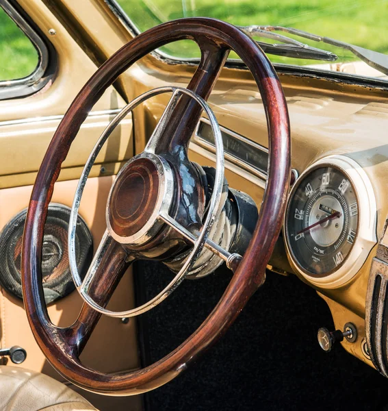 La cabina di pilotaggio di un'auto d'epoca. Kiev, Ucraina - 16 luglio 2016 — Foto Stock