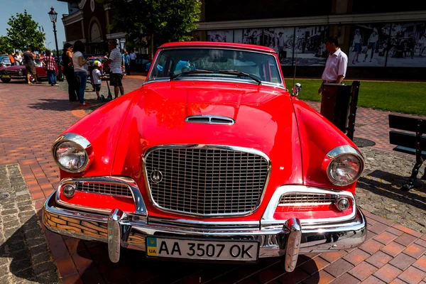 Παλιό Αντίκα Κόκκινο Αυτοκίνητο Studebaker — Φωτογραφία Αρχείου