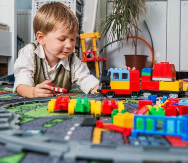  Küçük çocuk bir tren ile oynuyor