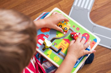 küçük çocuk oyununu arabalarla çalış