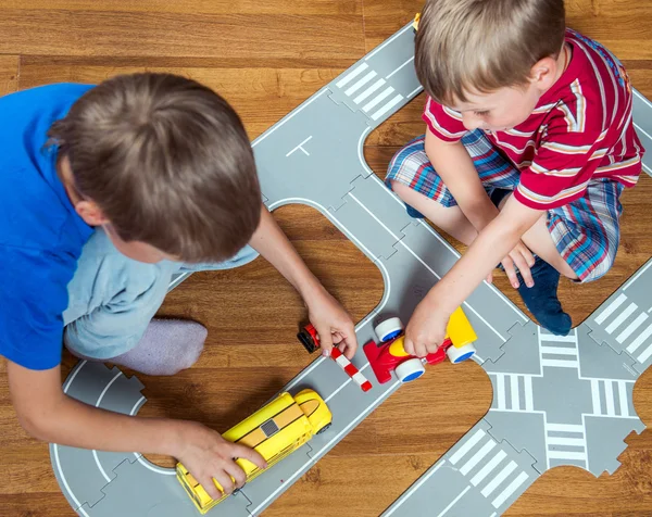 Dois meninos brinca com carro de brinquedo — Fotografia de Stock