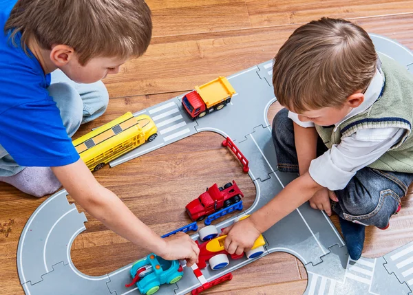 Dois meninos brinca com carro de brinquedo — Fotografia de Stock