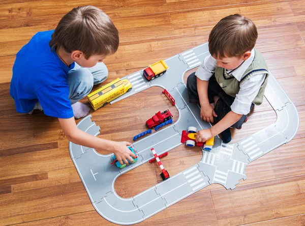 Dois meninos brinca com carro de brinquedo — Fotografia de Stock