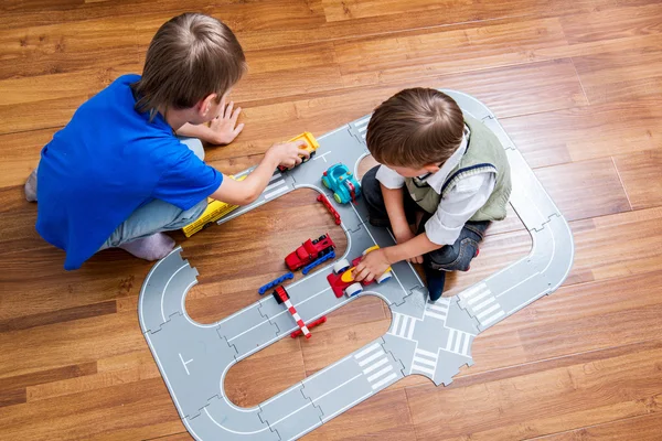 Dois meninos brinca com carro de brinquedo — Fotografia de Stock