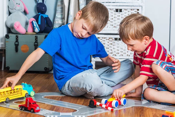 Zwei kleine Jungen spielen mit Spielzeugauto — Stockfoto