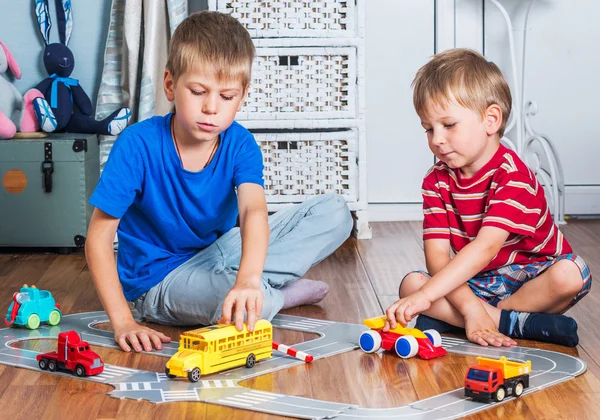 Dois meninos brinca com carro de brinquedo — Fotografia de Stock