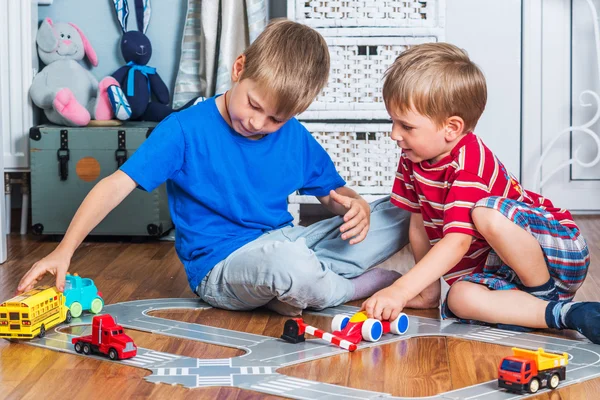 Dois meninos brinca com carro de brinquedo — Fotografia de Stock