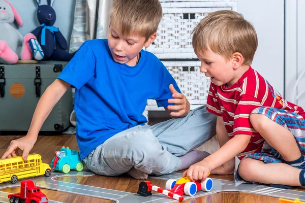 Dois meninos brinca com carro de brinquedo — Fotografia de Stock