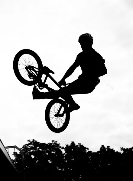 Silhouette of bmx riders in action — Stock Photo, Image