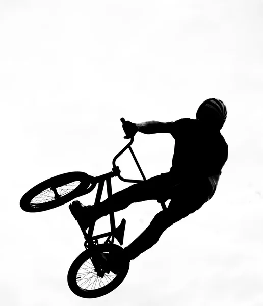 Silhouet van bmx renners in actie — Stockfoto