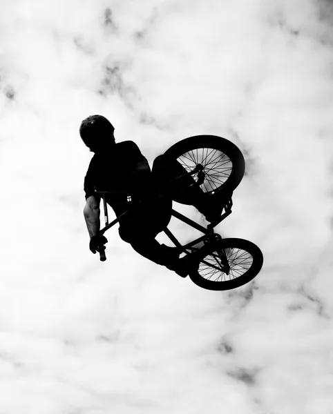 Silhouette di cavalieri bmx in azione — Foto Stock