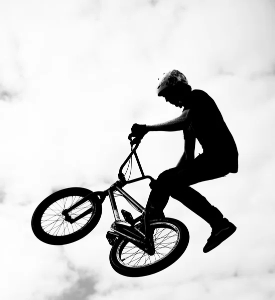 Silhouette di cavalieri bmx in azione — Foto Stock