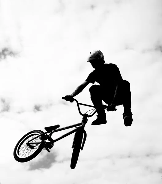 Silhouette di cavalieri bmx in azione — Foto Stock