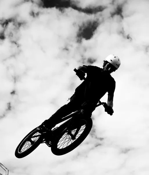 Silhouette di cavalieri bmx in azione — Foto Stock