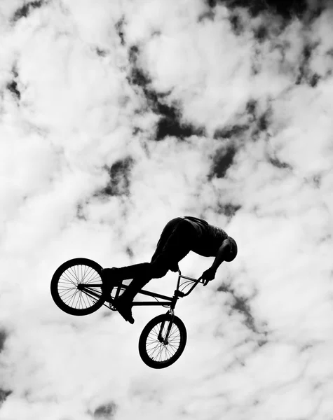 Silhouette of bmx riders in action — Stock Photo, Image