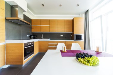 Modern mutfağın içi.