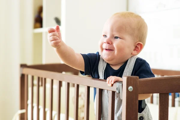 Niño en cuna — Foto de Stock