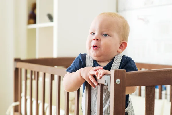 Niño en cuna — Foto de Stock