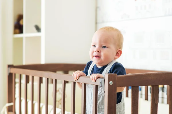 Junge in der Krippe — Stockfoto