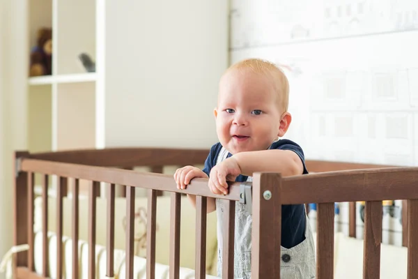 Junge in der Krippe — Stockfoto